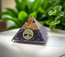 Naložite sliko v pregledovalnik galerije, orgonit piramida zaščita elektromagnetno sevanje orgonit piramida ametist spirala kristali piramida moč moc drevo življenja piramida drevo zivljenja orgonit elektro smog