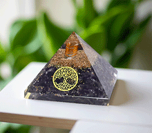 Naložite sliko v pregledovalnik galerije, orgonit piramida zaščita elektromagnetno sevanje orgonit piramida ametist spirala kristali piramida moč moc drevo življenja piramida drevo zivljenja orgonit elektro smog