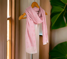 Naložite sliko v pregledovalnik galerije, Ženski šal mačke svetlo roza (viskoza, svila)