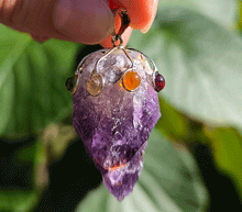 Naložite sliko v pregledovalnik galerije, ametist obesek čakre cakre obesek kristalni obesek ametist nakit podragi kamni nakit zenski nakit modni nakit kristali kristal nakit ametist talisman za zascito