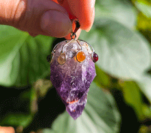 Naložite sliko v pregledovalnik galerije, ametist obesek čakre cakre obesek kristalni obesek ametist nakit podragi kamni nakit zenski nakit modni nakit kristali kristal nakit ametist talisman za zascito