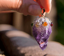 Naložite sliko v pregledovalnik galerije, ametist obesek čakre cakre obesek kristalni obesek ametist nakit podragi kamni nakit zenski nakit modni nakit kristali kristal nakit ametist talisman za zascito