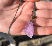Naložite sliko v pregledovalnik galerije, obesek ametist srebrni člen nakit ametist zenski obesek nakit kristali obesek kristal ametist nakit poldragi kamni talisman
