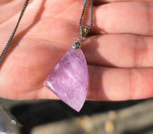 Naložite sliko v pregledovalnik galerije, obesek ametist srebrni člen nakit ametist zenski obesek nakit kristali obesek kristal ametist nakit poldragi kamni talisman