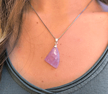 Naložite sliko v pregledovalnik galerije, obesek ametist srebrni člen nakit ametist zenski obesek nakit kristali obesek kristal ametist nakit poldragi kamni talisman