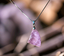Naložite sliko v pregledovalnik galerije, obesek ametist srebrni člen nakit ametist zenski obesek nakit kristali obesek kristal ametist nakit poldragi kamni talisman
