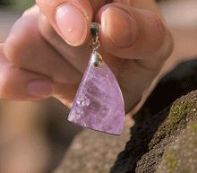 Naložite sliko v pregledovalnik galerije, obesek ametist srebrni člen nakit ametist zenski obesek nakit kristali obesek kristal ametist nakit poldragi kamni talisman