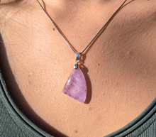 Naložite sliko v pregledovalnik galerije, obesek ametist srebrni člen nakit ametist zenski obesek nakit kristali obesek kristal ametist nakit poldragi kamni talisman