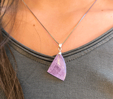 Naložite sliko v pregledovalnik galerije, obesek ametist srebrni člen nakit ametist zenski obesek nakit kristali obesek kristal ametist nakit poldragi kamni talisman