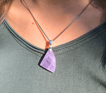 Naložite sliko v pregledovalnik galerije, obesek ametist srebrni člen nakit ametist zenski obesek nakit kristali obesek kristal ametist nakit poldragi kamni talisman