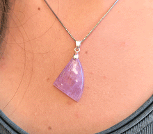 Naložite sliko v pregledovalnik galerije, obesek ametist srebrni člen nakit ametist zenski obesek nakit kristali obesek kristal ametist nakit poldragi kamni talisman