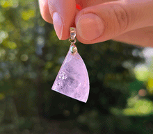 Naložite sliko v pregledovalnik galerije, obesek ametist srebrni člen nakit ametist zenski obesek nakit kristali obesek kristal ametist nakit poldragi kamni talisman