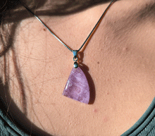 Naložite sliko v pregledovalnik galerije, obesek ametist srebrni člen nakit ametist zenski obesek nakit kristali obesek kristal ametist nakit poldragi kamni talisman