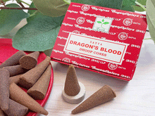 Naložite sliko v pregledovalnik galerije, Satya dragons blood dhoop cones diseci stozci disave zmajeva kri darilo joga dvig energije sadhana kadila kadilo naravni dišeči stožci satya zmajeva kri naravne dišave