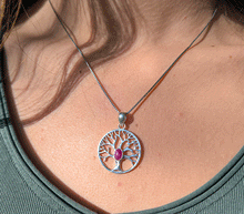 Naložite sliko v pregledovalnik galerije, srebrni obesek drevo zivljenja 925 kristal rubin nakit srebro 925 drevo zivljenja rubin zenski nakit kristali poldragi kamni nakit drevo zivljenja obesek iz srebra