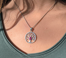 Naložite sliko v pregledovalnik galerije, srebrni obesek drevo zivljenja 925 kristal rubin nakit srebro 925 drevo zivljenja rubin zenski nakit kristali poldragi kamni nakit drevo zivljenja obesek iz srebra