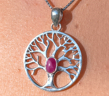 Naložite sliko v pregledovalnik galerije, srebrni obesek drevo zivljenja 925 kristal rubin nakit srebro 925 drevo zivljenja rubin zenski nakit kristali poldragi kamni nakit drevo zivljenja obesek iz srebra