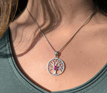 Naložite sliko v pregledovalnik galerije, srebrni obesek drevo zivljenja 925 kristal rubin nakit srebro 925 drevo zivljenja rubin zenski nakit kristali poldragi kamni nakit drevo zivljenja obesek iz srebra