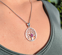 Naložite sliko v pregledovalnik galerije, srebrni obesek drevo zivljenja 925 kristal rubin nakit srebro 925 drevo zivljenja rubin zenski nakit kristali poldragi kamni nakit drevo zivljenja obesek iz srebra