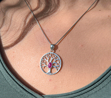 Naložite sliko v pregledovalnik galerije, srebrni obesek drevo zivljenja 925 kristal rubin nakit srebro 925 drevo zivljenja rubin zenski nakit kristali poldragi kamni nakit drevo zivljenja obesek iz srebra