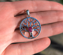 Naložite sliko v pregledovalnik galerije, srebrni obesek drevo zivljenja 925 kristal rubin nakit srebro 925 drevo zivljenja rubin zenski nakit kristali poldragi kamni nakit drevo zivljenja obesek iz srebra