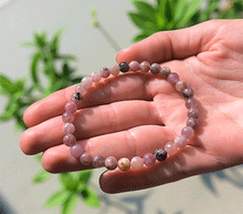 Naložite sliko v pregledovalnik galerije, ženska kristalna zapestnica jagodni kremen iz kristalov 6 mm ženska zapestnica iz kristalov talisman iz poldragih kamnov nakit jagodni kremen moda nakit iz kristalov kristali zapestnice ženske kristalne zapestnice talisman jagodni kremen