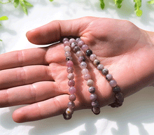 Naložite sliko v pregledovalnik galerije, ženska kristalna zapestnica jagodni kremen iz kristalov 6 mm ženska zapestnica iz kristalov talisman iz poldragih kamnov nakit jagodni kremen moda nakit iz kristalov kristali zapestnice ženske kristalne zapestnice talisman jagodni kremen