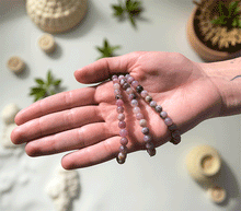 Naložite sliko v pregledovalnik galerije, ženska kristalna zapestnica jagodni kremen iz kristalov 6 mm ženska zapestnica iz kristalov talisman iz poldragih kamnov nakit jagodni kremen moda nakit iz kristalov kristali zapestnice ženske kristalne zapestnice talisman jagodni kremen