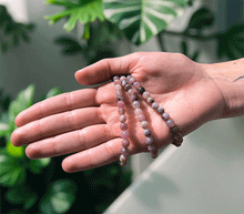 Naložite sliko v pregledovalnik galerije, ženska kristalna zapestnica jagodni kremen iz kristalov 6 mm ženska zapestnica iz kristalov talisman iz poldragih kamnov nakit jagodni kremen moda nakit iz kristalov kristali zapestnice ženske kristalne zapestnice talisman jagodni kremen