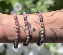 Naložite sliko v pregledovalnik galerije, ženska kristalna zapestnica jagodni kremen iz kristalov 6 mm ženska zapestnica iz kristalov talisman iz poldragih kamnov nakit jagodni kremen moda nakit iz kristalov kristali zapestnice ženske kristalne zapestnice talisman jagodni kremen