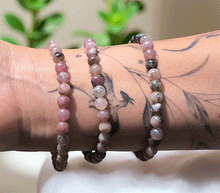 Naložite sliko v pregledovalnik galerije, ženska kristalna zapestnica jagodni kremen iz kristalov 6 mm ženska zapestnica iz kristalov talisman iz poldragih kamnov nakit jagodni kremen moda nakit iz kristalov kristali zapestnice ženske kristalne zapestnice talisman jagodni kremen