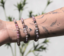 Naložite sliko v pregledovalnik galerije, ženska kristalna zapestnica jagodni kremen iz kristalov 6 mm ženska zapestnica iz kristalov talisman iz poldragih kamnov nakit jagodni kremen moda nakit iz kristalov kristali zapestnice ženske kristalne zapestnice talisman jagodni kremen