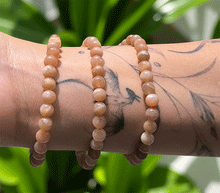 Naložite sliko v pregledovalnik galerije, ženska kristalna zapestnica oranžni mesečev kamen iz kristalov 6 mm ženska zapestnica iz kristalov talisman iz poldragih kamnov nakit oranzni lunin kamen moda nakit iz kristalov oranzni mesecev kamen kristali zapestnice ženske kristalne zapestnice talisman oranžni lunin kamen