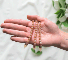 Naložite sliko v pregledovalnik galerije, ženska kristalna zapestnica oranžni mesečev kamen iz kristalov 6 mm ženska zapestnica iz kristalov talisman iz poldragih kamnov nakit oranzni lunin kamen moda nakit iz kristalov oranzni mesecev kamen kristali zapestnice ženske kristalne zapestnice talisman oranžni lunin kamen