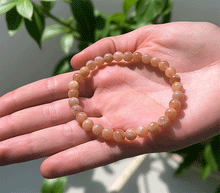 Naložite sliko v pregledovalnik galerije, ženska kristalna zapestnica oranžni mesečev kamen iz kristalov 6 mm ženska zapestnica iz kristalov talisman iz poldragih kamnov nakit oranzni lunin kamen moda nakit iz kristalov oranzni mesecev kamen kristali zapestnice ženske kristalne zapestnice talisman oranžni lunin kamen