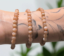 Naložite sliko v pregledovalnik galerije, ženska kristalna zapestnica oranžni mesečev kamen iz kristalov 6 mm ženska zapestnica iz kristalov talisman iz poldragih kamnov nakit oranzni lunin kamen moda nakit iz kristalov oranzni mesecev kamen kristali zapestnice ženske kristalne zapestnice talisman oranžni lunin kamen