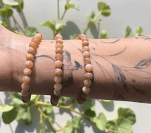 Naložite sliko v pregledovalnik galerije, ženska kristalna zapestnica oranžni mesečev kamen iz kristalov 6 mm ženska zapestnica iz kristalov talisman iz poldragih kamnov nakit oranzni lunin kamen moda nakit iz kristalov oranzni mesecev kamen kristali zapestnice ženske kristalne zapestnice talisman oranžni lunin kamen