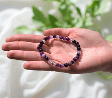 Naložite sliko v pregledovalnik galerije, ženska kristalna zapestnica vijolični črtasti ahat iz kristalov 6 mm ženska zapestnica iz kristalov talisman iz poldragih kamnov nakit vijolični ahat moda nakit iz kristalov kristali zapestnice ženske kristalne zapestnice talisman vijolicni crtasti ahat