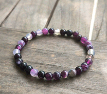 Naložite sliko v pregledovalnik galerije, ženska kristalna zapestnica vijolični črtasti ahat iz kristalov 6 mm ženska zapestnica iz kristalov talisman iz poldragih kamnov nakit vijolični ahat moda nakit iz kristalov kristali zapestnice ženske kristalne zapestnice talisman vijolicni crtasti ahat