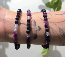 Naložite sliko v pregledovalnik galerije, ženska kristalna zapestnica vijolični črtasti ahat iz kristalov 6 mm ženska zapestnica iz kristalov talisman iz poldragih kamnov nakit vijolični ahat moda nakit iz kristalov kristali zapestnice ženske kristalne zapestnice talisman vijolicni crtasti ahat