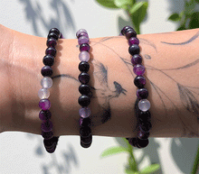 Naložite sliko v pregledovalnik galerije, ženska kristalna zapestnica vijolični črtasti ahat iz kristalov 6 mm ženska zapestnica iz kristalov talisman iz poldragih kamnov nakit vijolični ahat moda nakit iz kristalov kristali zapestnice ženske kristalne zapestnice talisman vijolicni crtasti ahat