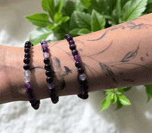 Naložite sliko v pregledovalnik galerije, ženska kristalna zapestnica vijolični črtasti ahat iz kristalov 6 mm ženska zapestnica iz kristalov talisman iz poldragih kamnov nakit vijolični ahat moda nakit iz kristalov kristali zapestnice ženske kristalne zapestnice talisman vijolicni crtasti ahat