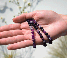Naložite sliko v pregledovalnik galerije, ženska kristalna zapestnica vijolični črtasti ahat iz kristalov 6 mm ženska zapestnica iz kristalov talisman iz poldragih kamnov nakit vijolični ahat moda nakit iz kristalov kristali zapestnice ženske kristalne zapestnice talisman vijolicni crtasti ahat