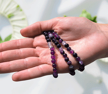 Naložite sliko v pregledovalnik galerije, ženska kristalna zapestnica vijolični črtasti ahat iz kristalov 6 mm ženska zapestnica iz kristalov talisman iz poldragih kamnov nakit vijolični ahat moda nakit iz kristalov kristali zapestnice ženske kristalne zapestnice talisman vijolicni crtasti ahat