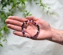 Naložite sliko v pregledovalnik galerije, ženska kristalna zapestnica vijolični črtasti ahat iz kristalov 6 mm ženska zapestnica iz kristalov talisman iz poldragih kamnov nakit vijolični ahat moda nakit iz kristalov kristali zapestnice ženske kristalne zapestnice talisman vijolicni crtasti ahat