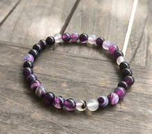 Naložite sliko v pregledovalnik galerije, ženska kristalna zapestnica vijolični črtasti ahat iz kristalov 6 mm ženska zapestnica iz kristalov talisman iz poldragih kamnov nakit vijolični ahat moda nakit iz kristalov kristali zapestnice ženske kristalne zapestnice talisman vijolicni crtasti ahat