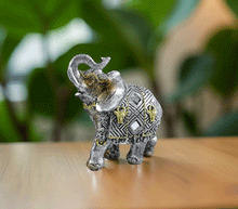 Naložite sliko v pregledovalnik galerije, kip slon kipec slonček figura slon obilje blagostanje simbol sreče sloncek rilec navzgor slon dvignjen rilec bogastvo slon dekoracija za srečo sreča slon dom