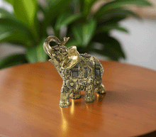 Naložite sliko v pregledovalnik galerije, kip slon kipec slonček figura slon obilje blagostanje simbol sreče sloncek rilec navzgor slon dvignjen rilec bogastvo slon dekoracija za srečo sreča slon dom