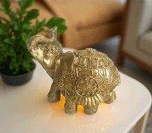 Naložite sliko v pregledovalnik galerije, kip slon kipec slonček figura slon obilje blagostanje simbol sreče sloncek rilec navzgor slon dvignjen rilec bogastvo slon dekoracija za srečo sreča slon dom