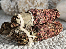 Naložite sliko v pregledovalnik galerije, naravno kadilo zvitek evkaliptus lovor cedra naravno kadilo za obrede naravno kadilo zvitek za ciscenje prostora sagrada madre naravno kadilo za prostor